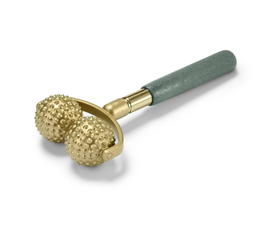 Złoty teleskopowy masażer igłowy z oliwkowozieloną rączką leży na białym tle.