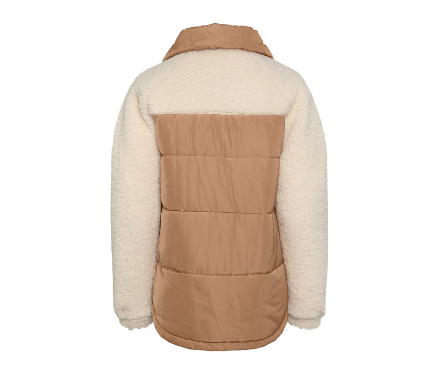 Widok z tyłu kurtki pikowanej z pluszowymi akcentami, w kolorze koniakowo-białym.