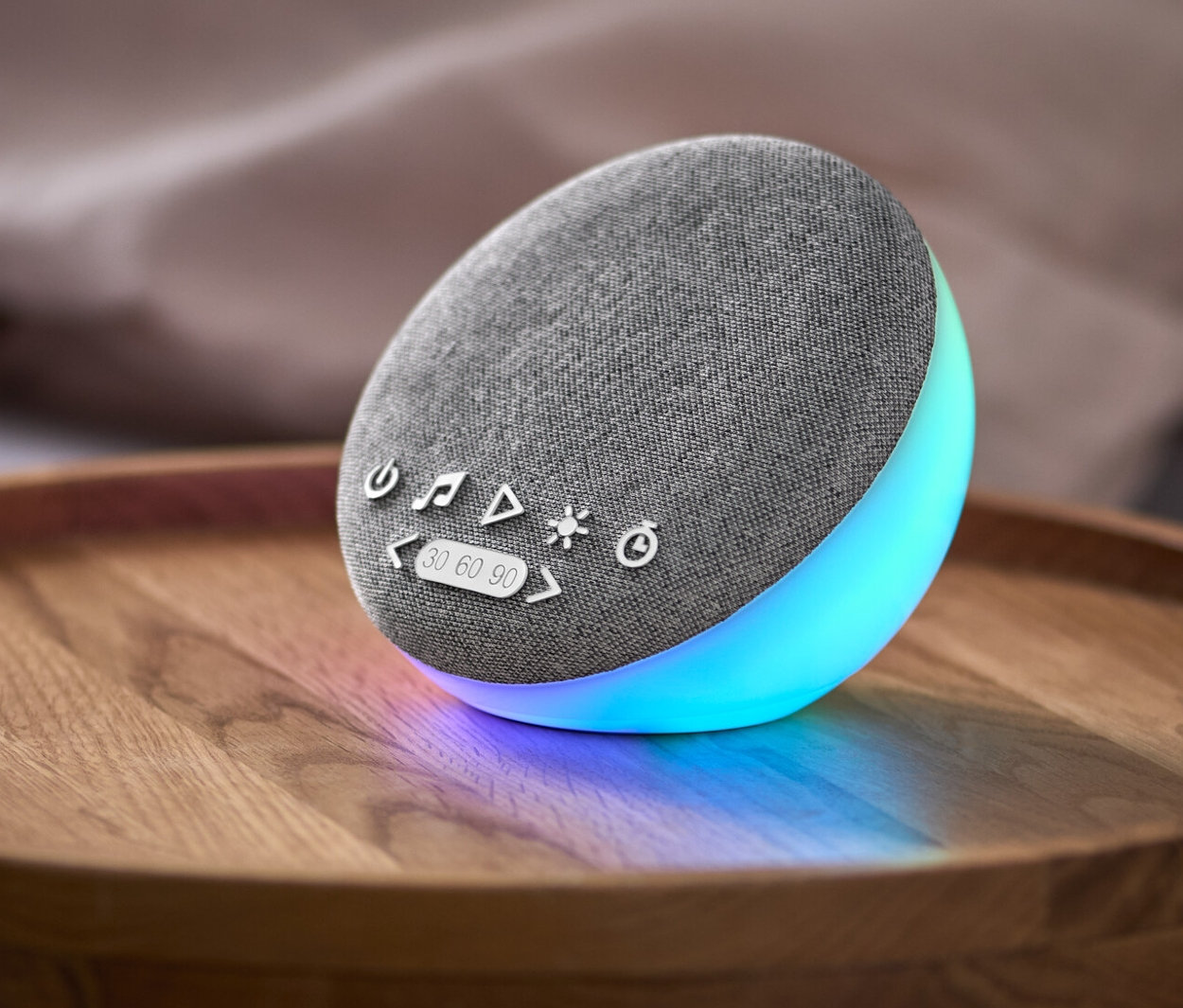 Na stoliku nocnym leży pomoc w zasypianiu z głośnikiem i odgłosami natury.