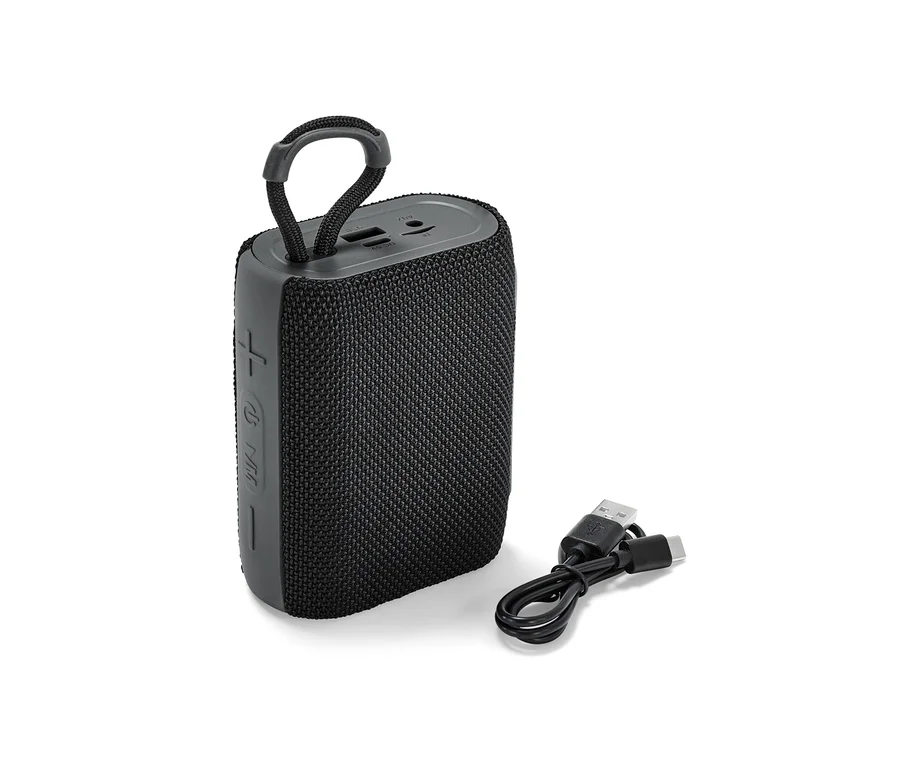 Czarny głośnik Bluetooth® i kabel do ładowania leżą na białym tle.