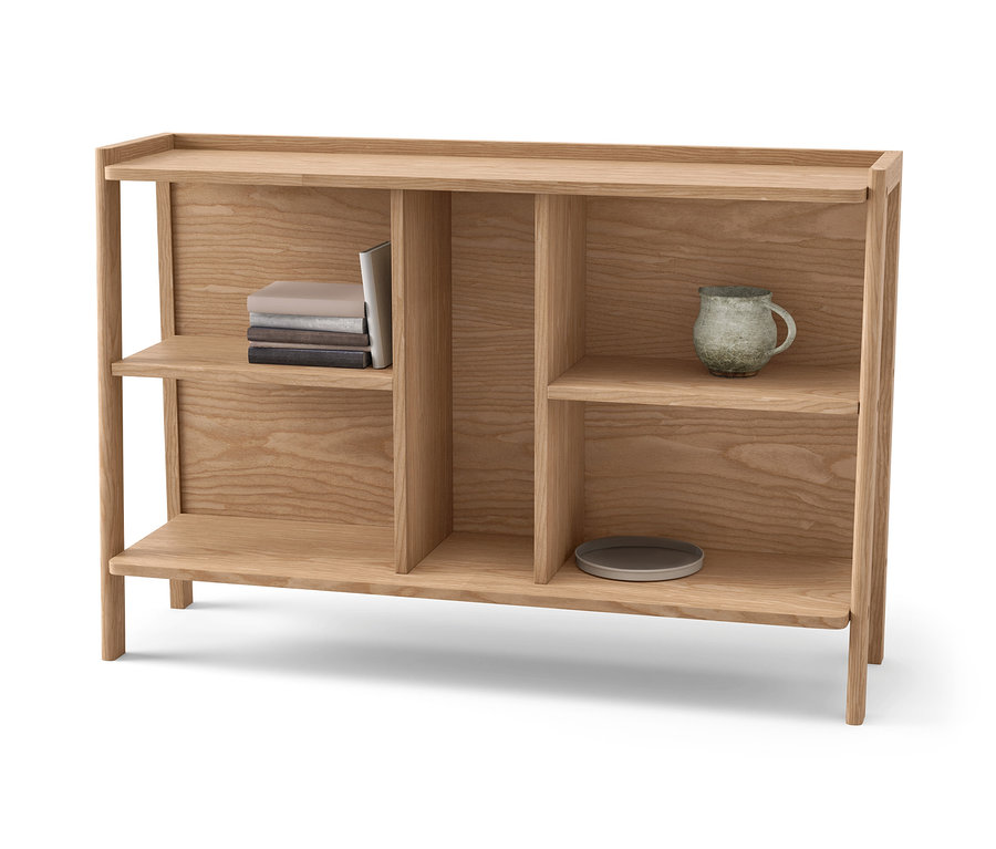 Regał z brązowego drewna z książkami, kubkiem i talerzem.