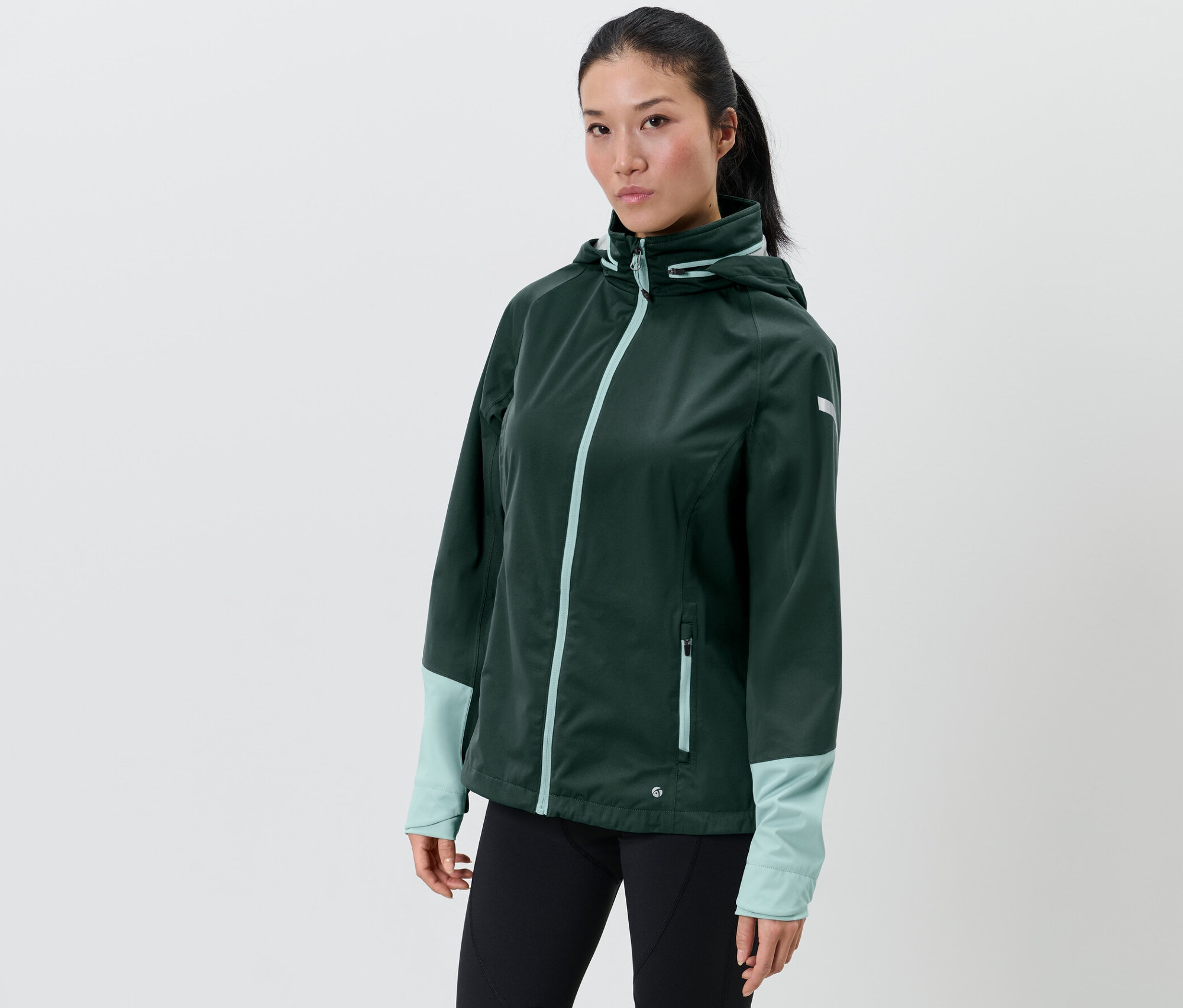 Kobieta ma na sobie rowerową kurtkę przeciwdeszczową.