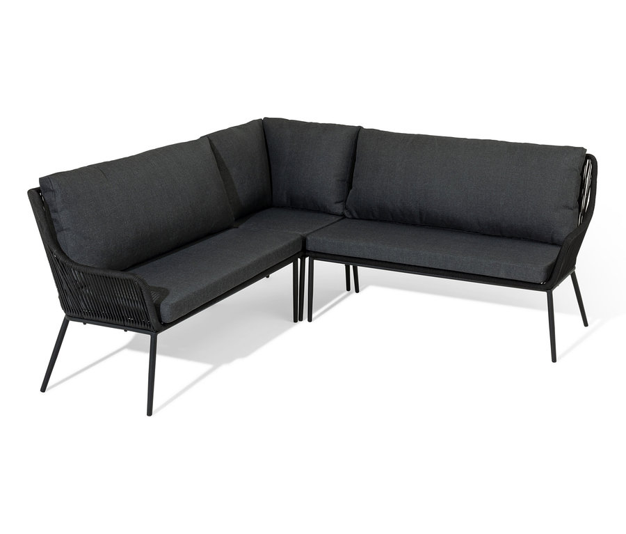 Narożnik wypoczynkowy z plecionką tekstylną i ciemnoszarymi poduszkami na białym tle.