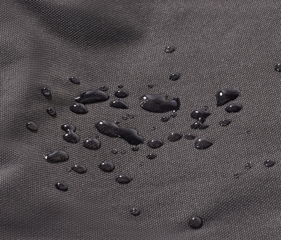 Zbliżenie czarnej tkaniny z kroplami wody.