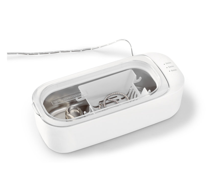 Biżuteria leży w ultradźwiękowym urządzeniu czyszczącym.