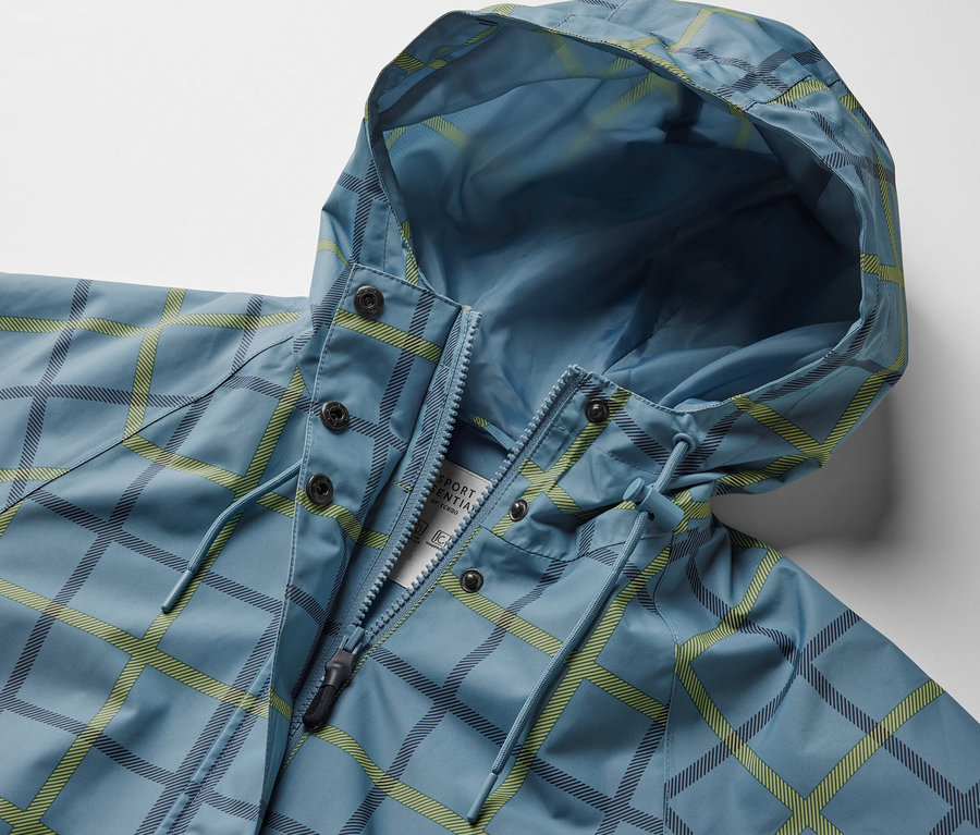 Niebieska kurtka przeciwdeszczowa z kapturem w kratę.