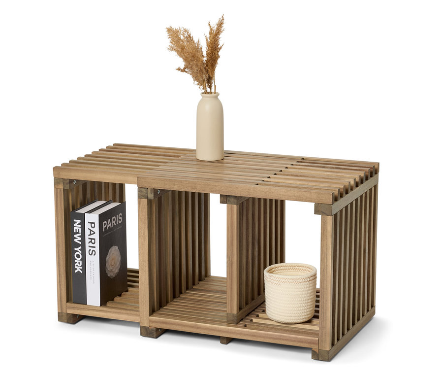 Drewniany regał z książkami "New York" i "Paris", wazonem i plecionym koszem.