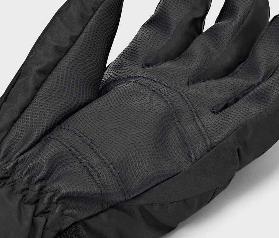 Zbliżenie czarnej rękawicy z teksturowaną dłonią.