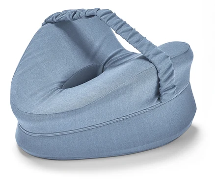 Ergonomiczna poduszka pod kolana do spania na boku w kolorze jasnoniebieskim z uchwytem.