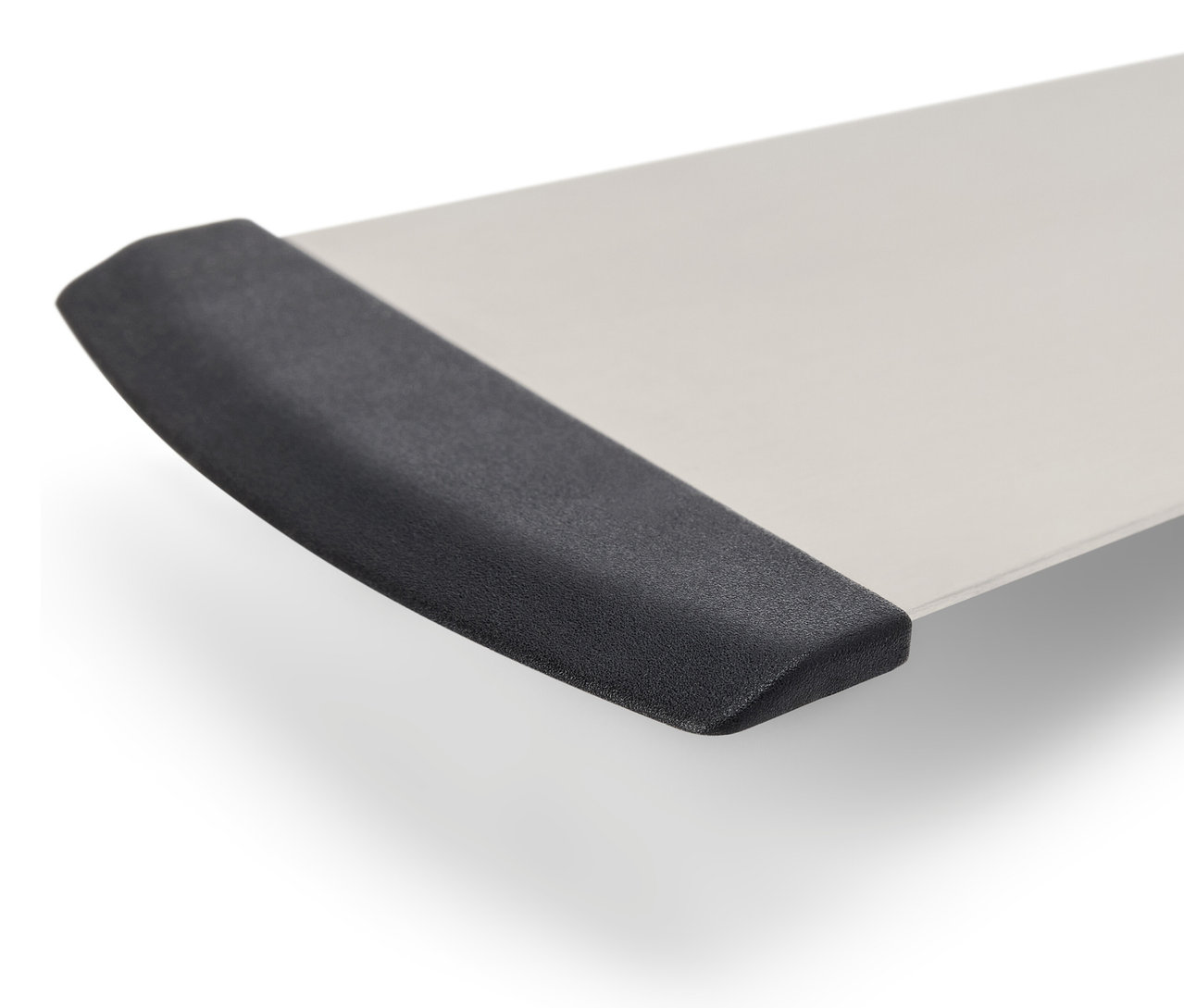 Róg białego stołu z czarną krawędzią.