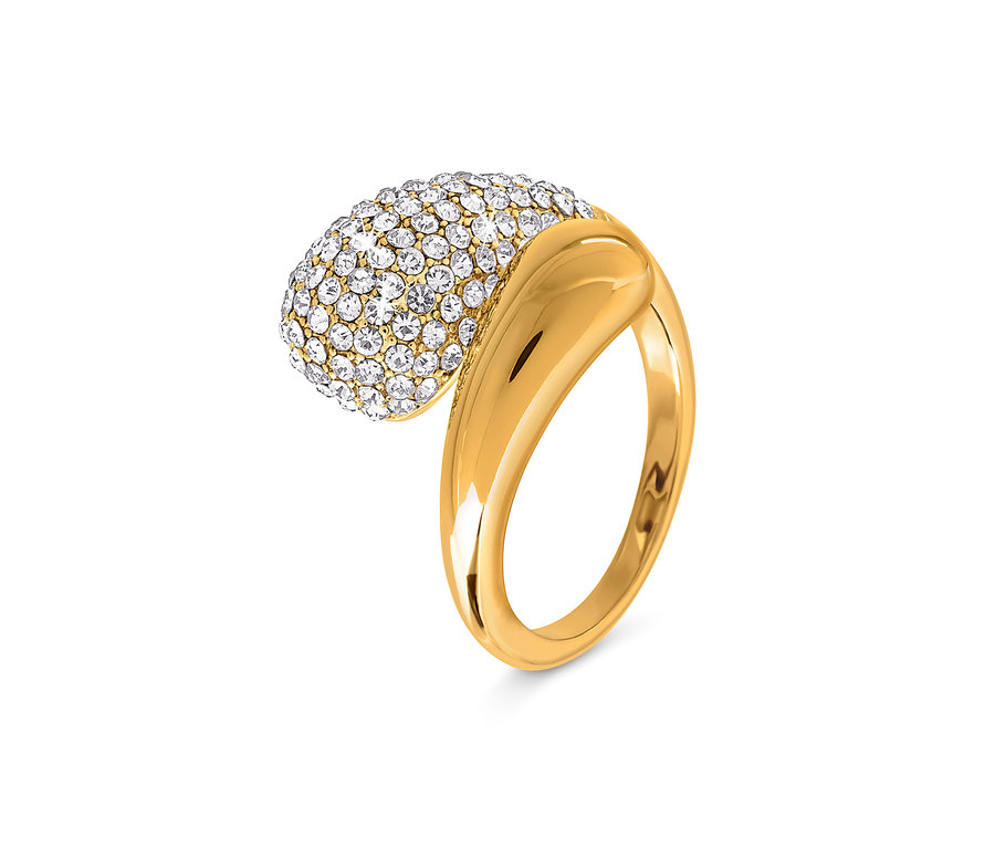 Złoty pierścionek z owalną ozdobą wysadzaną przezroczystymi kryształami.