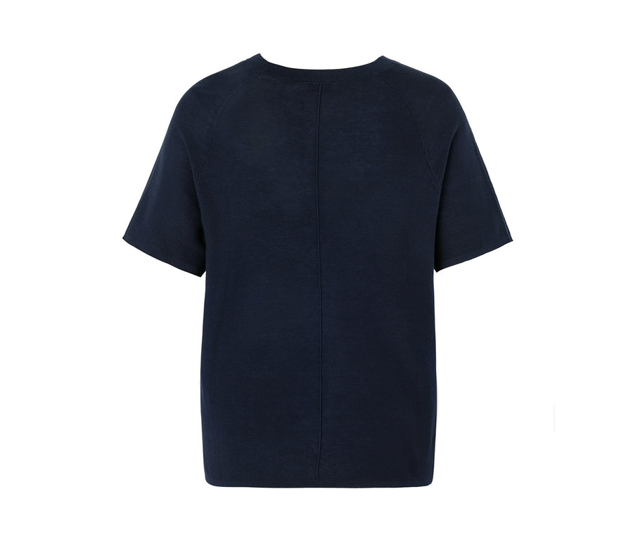 Zbliżenie na tył granatowej bluzki z cienkiej dzianiny.