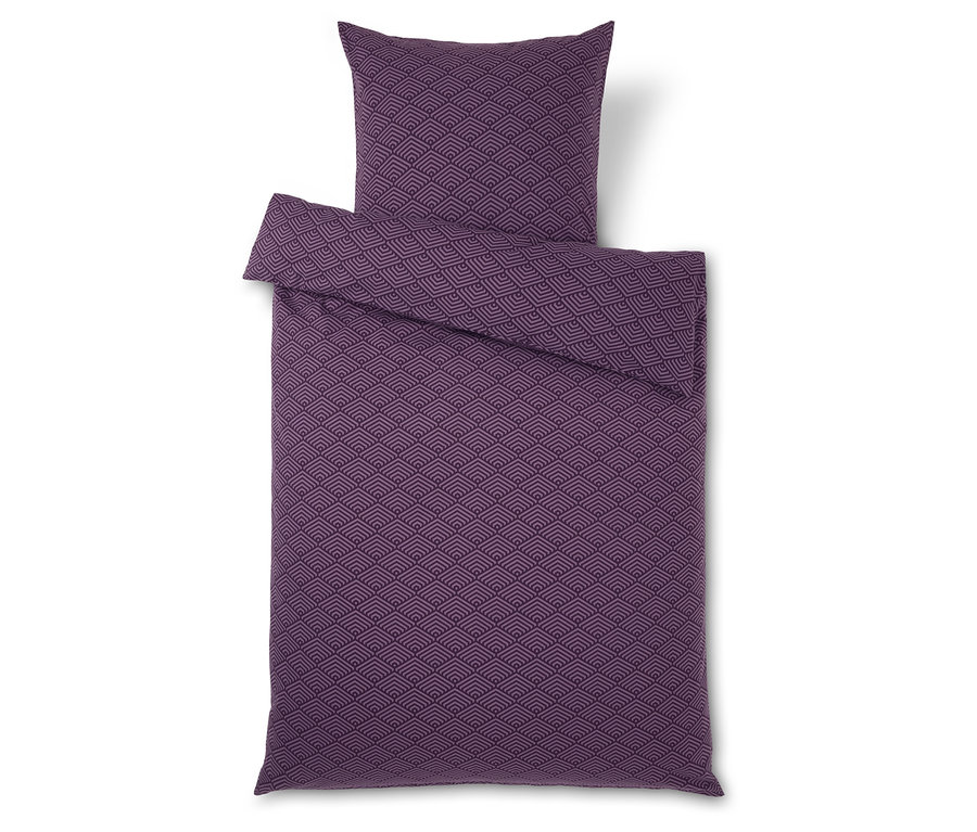 Fioletowa pościel w geometryczny wzór z poduszką na białym tle.