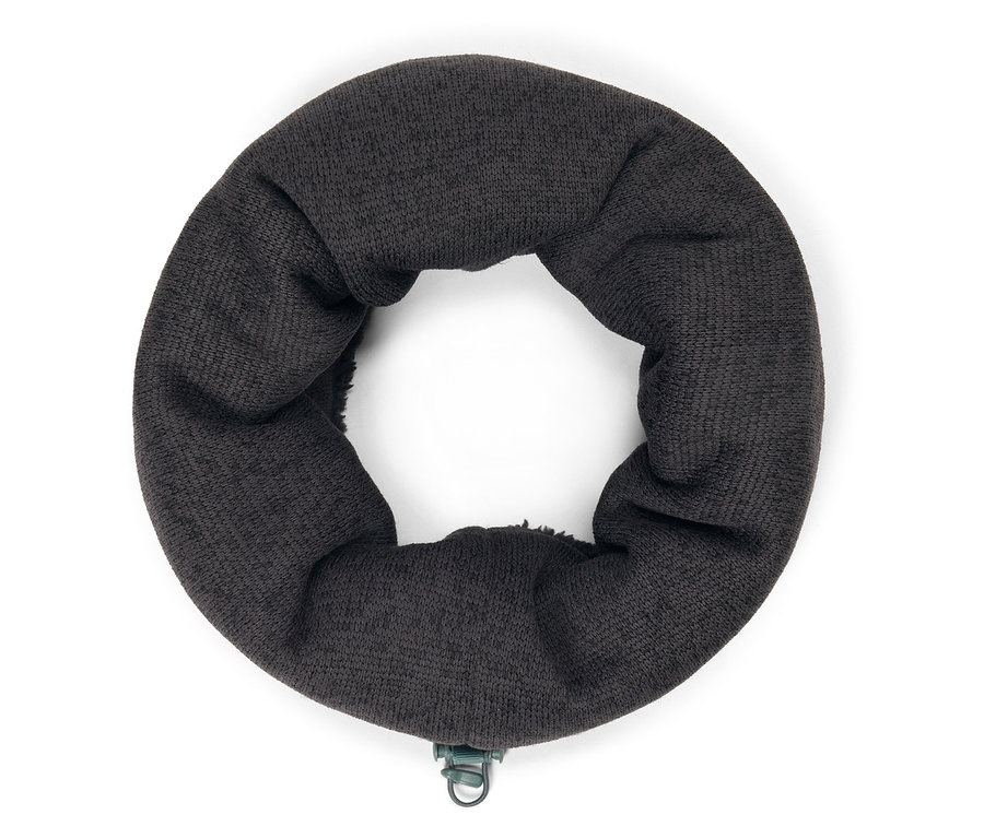 Czarny, dziergany ocieplacz na szyję z metalowym klipsem.