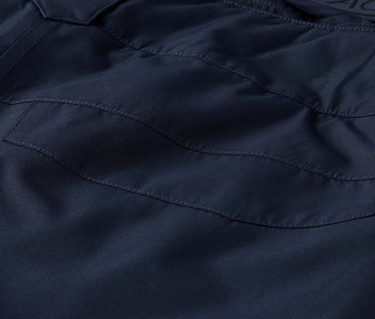 Zbliżenie na granatowe spodnie z kieszenią.