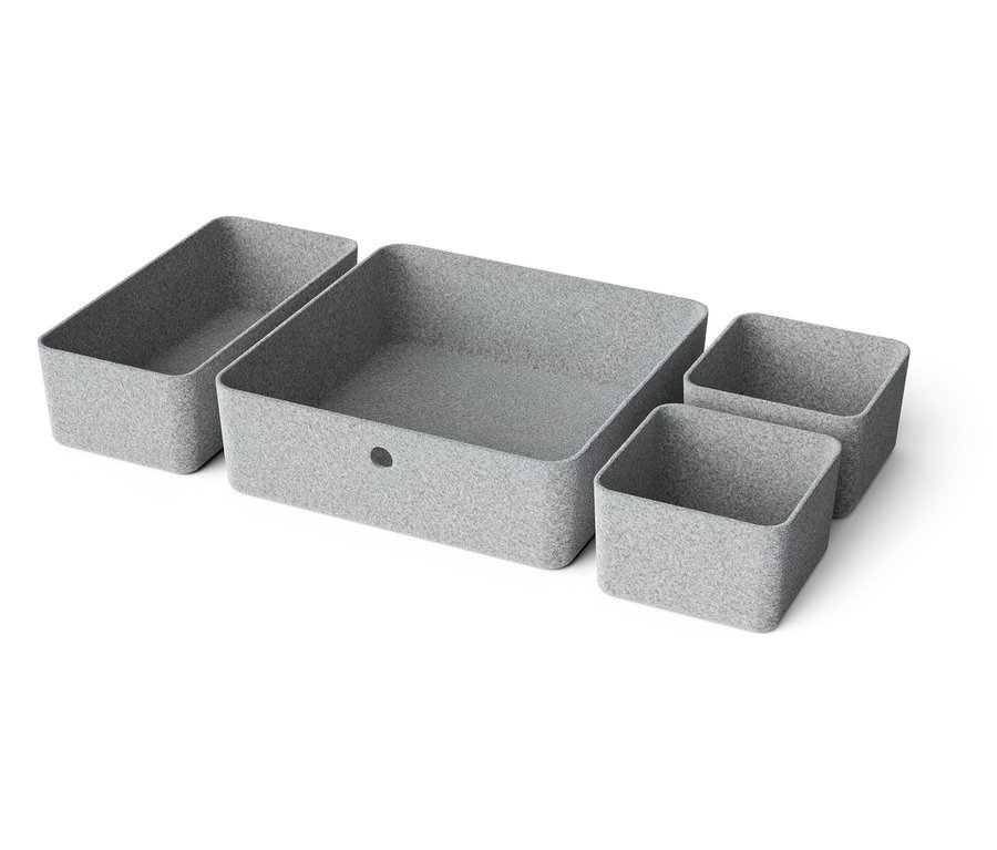 Cztery szare pojemniki do przechowywania o różnych rozmiarach ułożone na białym tle.