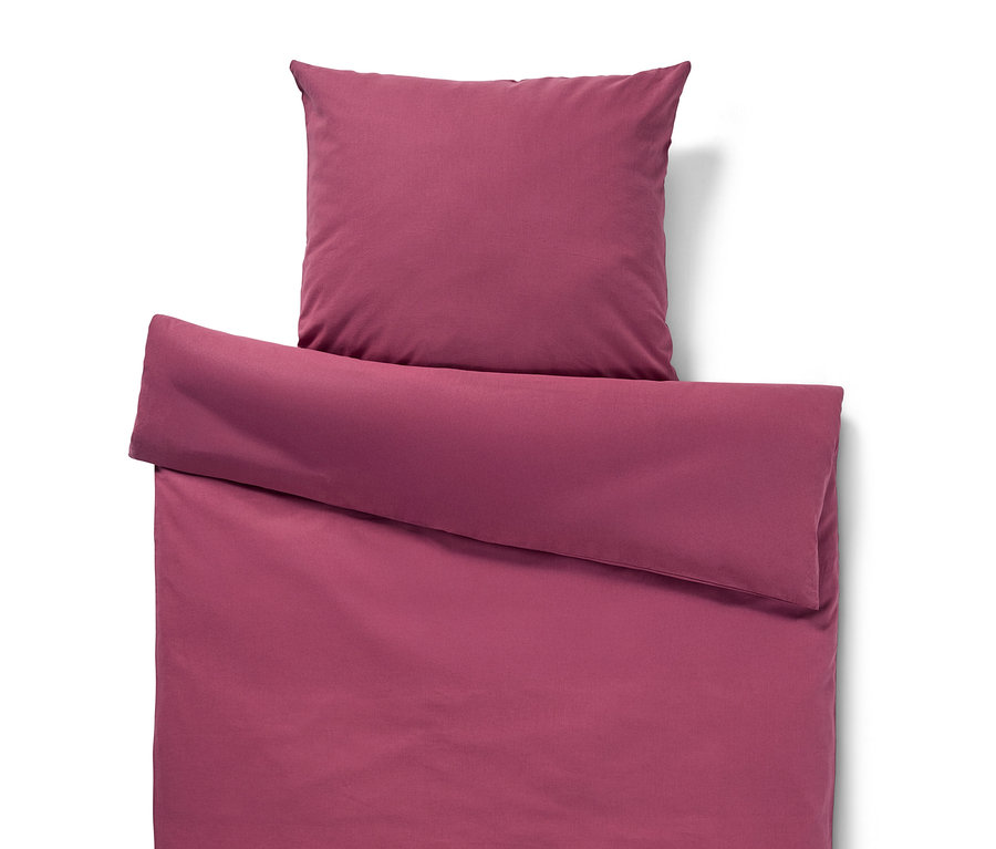 Śliwkowa pościel z półlnu, w tym jedna poszewka na poduszkę.