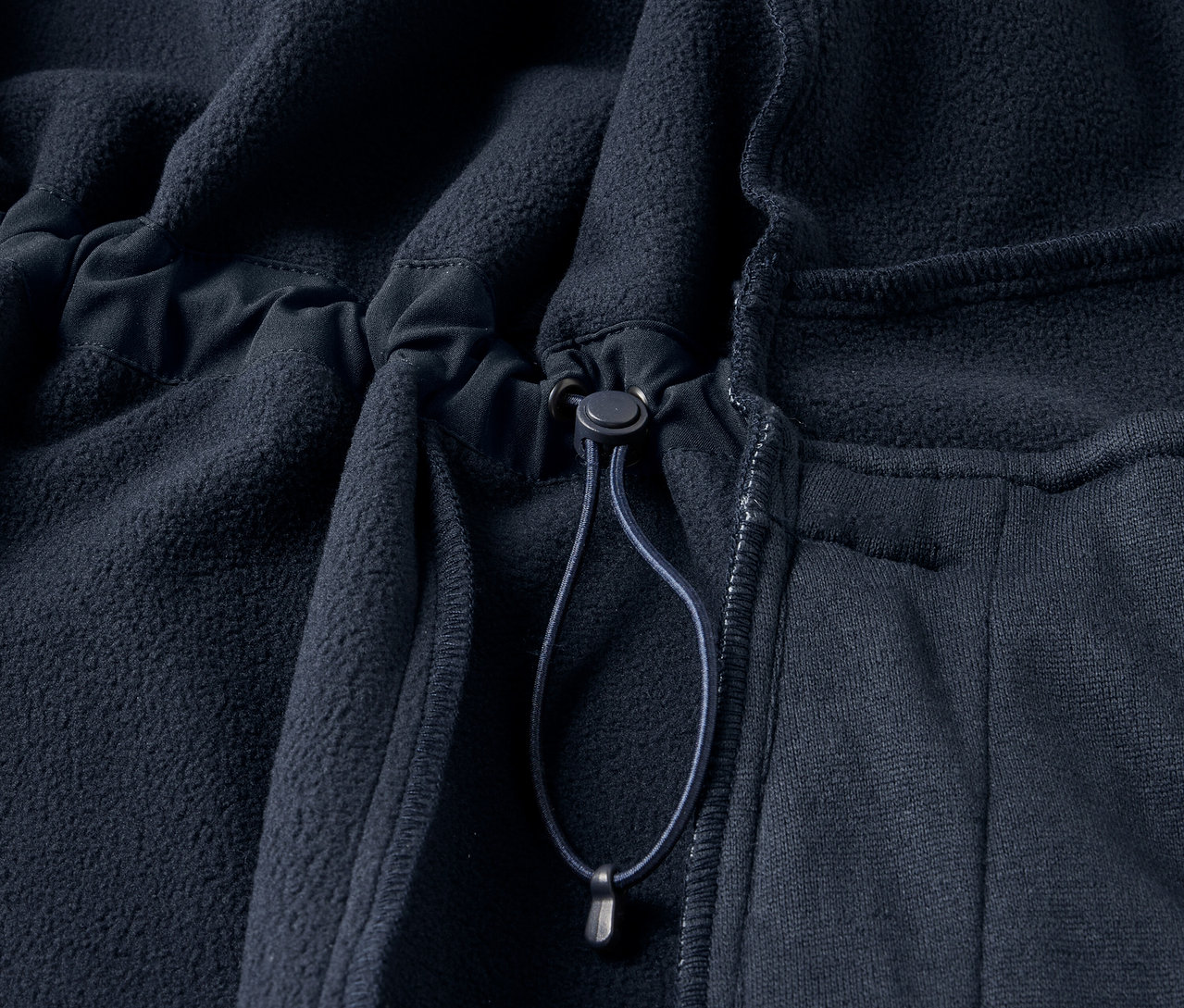 Szczegół granatowego płaszcza softshellowego.