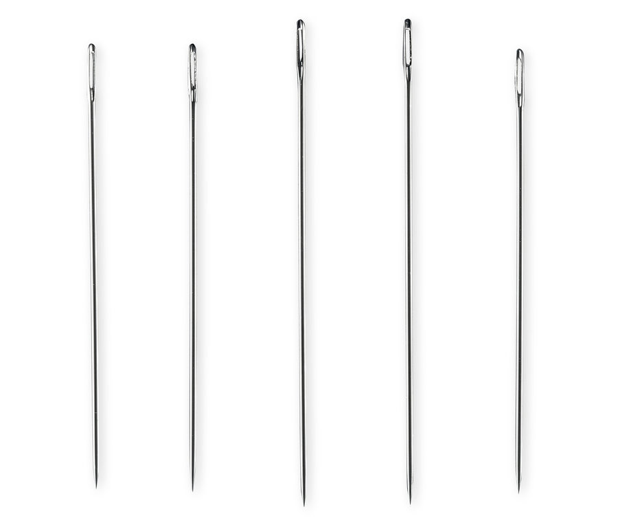 Pięć zestawów igieł do maszyny i szycia ręcznego ułożonych obok siebie.