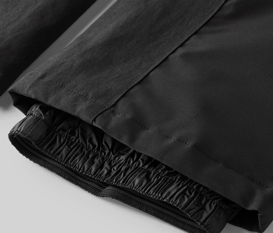 Detale czarnych spodni ze ściągaczem w kostce.