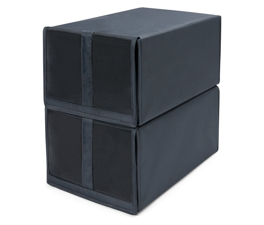 Dwa czarne pudełka z materiału ułożone jeden na drugim.