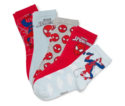 Pięć par skarpetek ze Spidermanem w różnych kolorach i wzorach.