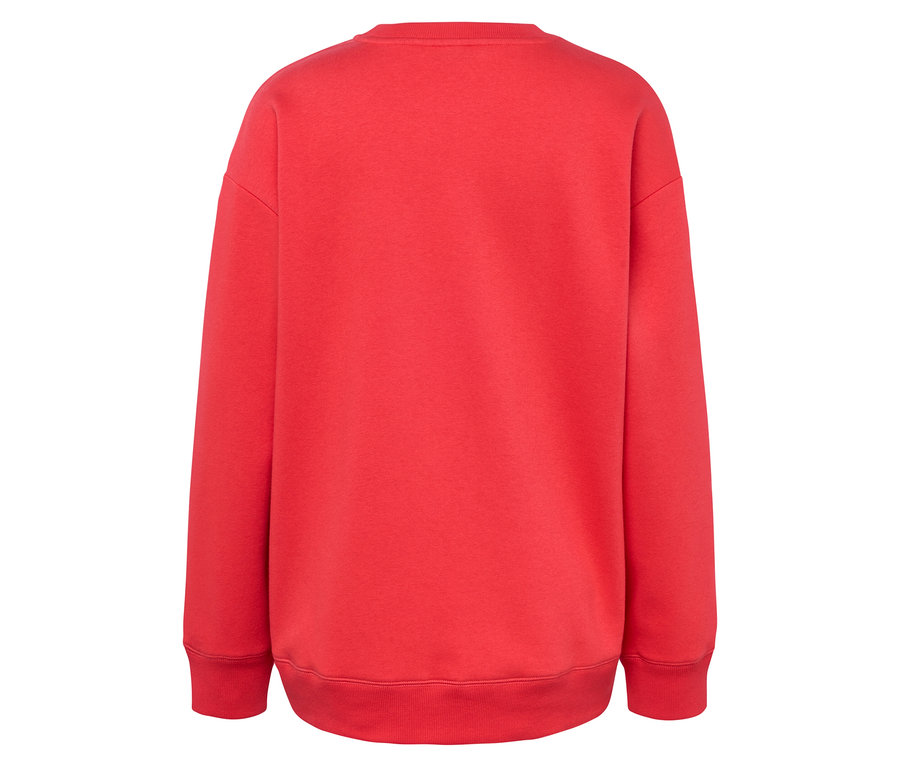 Widok z tyłu czerwonej bluzy z długimi rękawami.