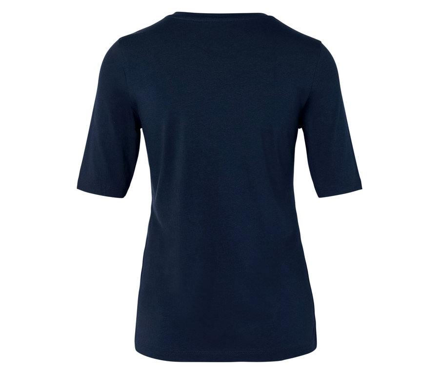 Widok z tyłu granatowej koszulki z krótkimi rękawami.