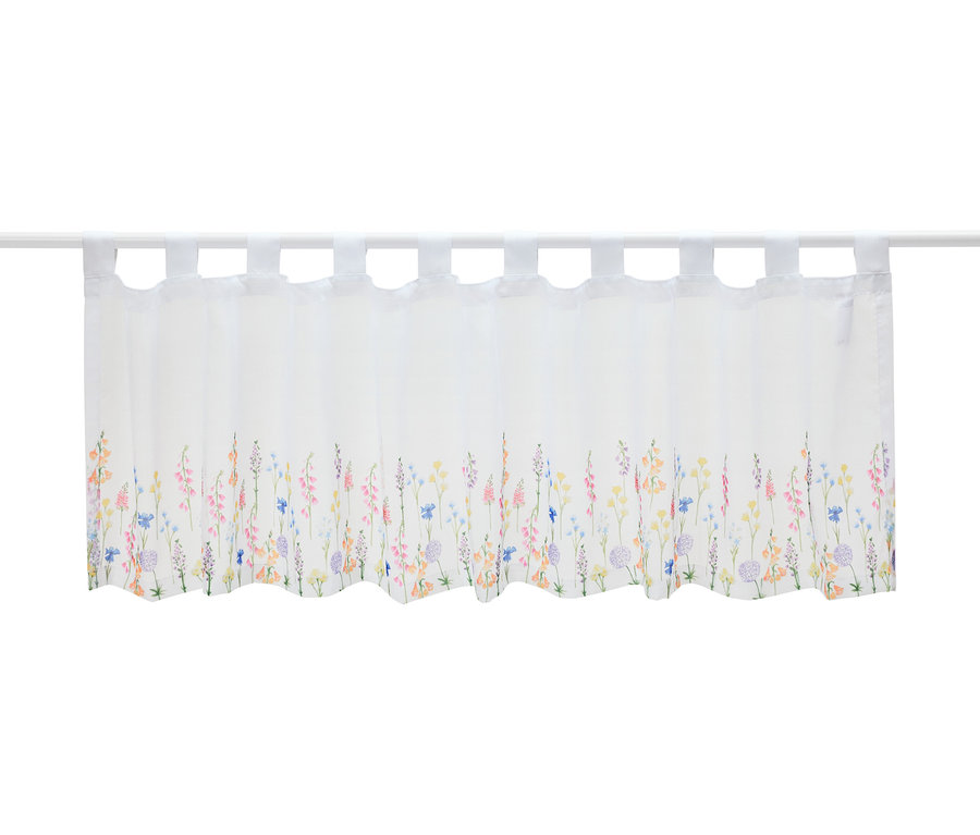 Biała krótka zasłona w kwiatowy wzór wisi na karniszu.