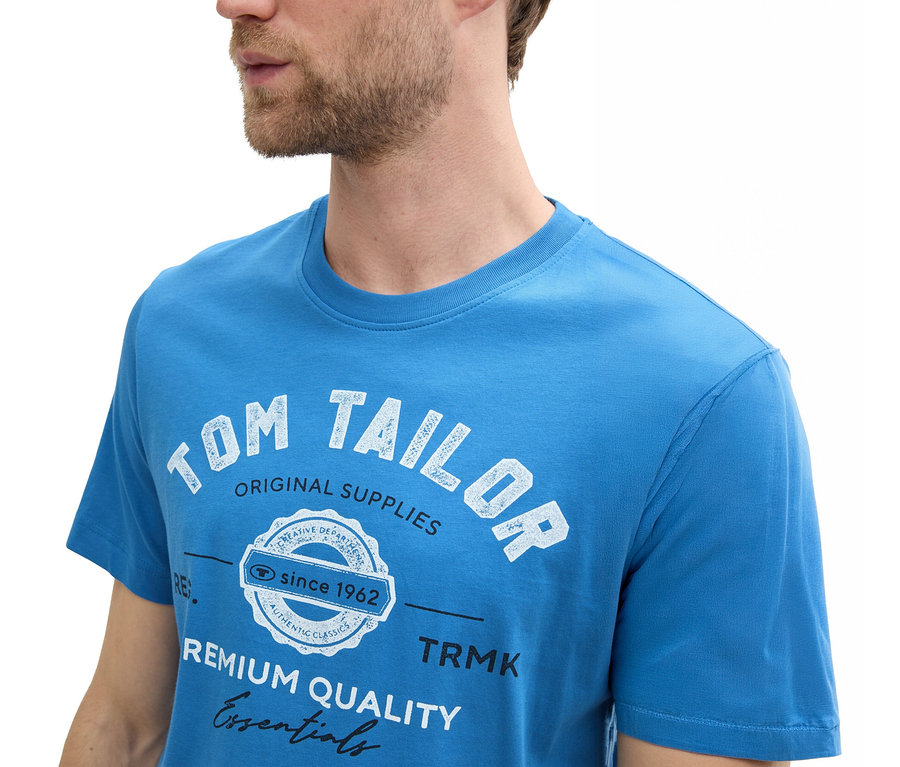 Mężczyzna ma na sobie koszulkę z logo Tom Tailor, sapphire blue.