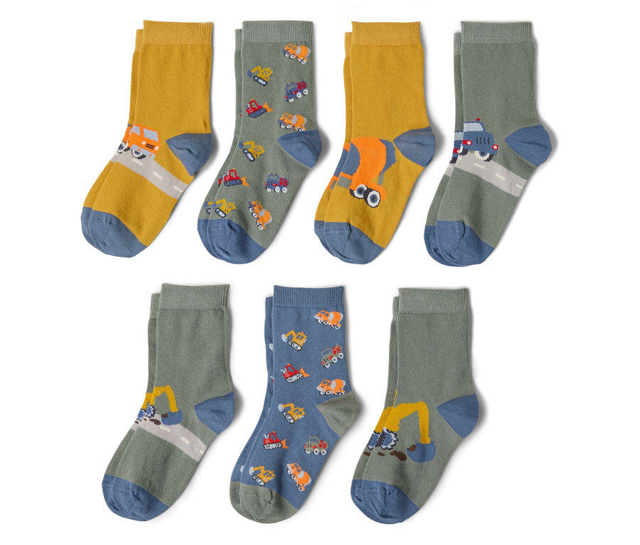 Sześć par skarpet leży na białym tle. Skarpetki są zadrukowane różnymi pojazdami budowlanymi, takimi jak koparki, ciężarówki i betoniarki.