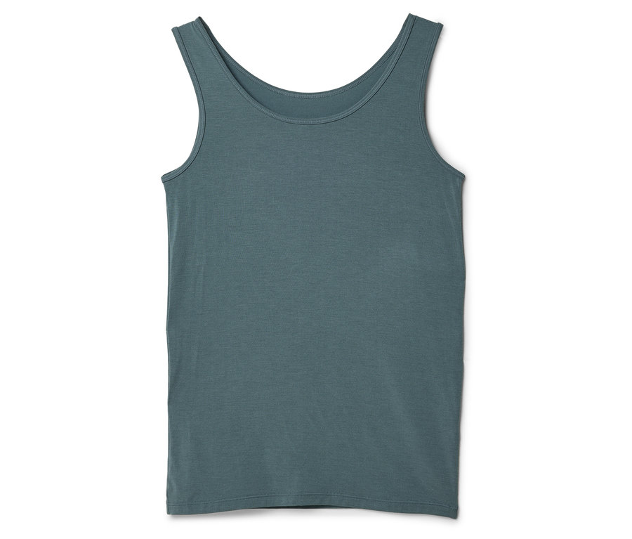 Szary podkoszulek leży na białym tle.