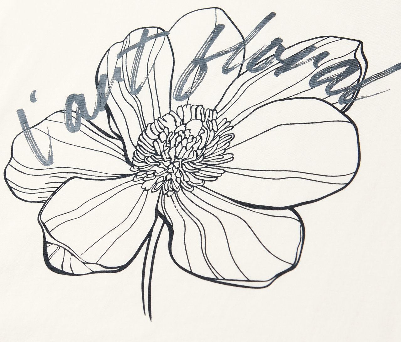 Zbliżenie koszulki Street One z kwiatowym wzorem i napisem.