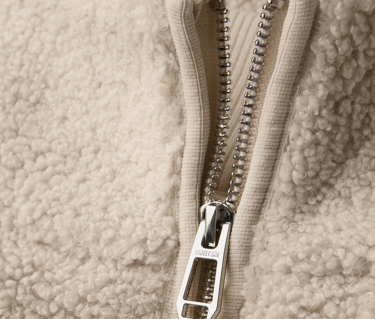 Zbliżenie na pluszową kamizelkę Street One z zamkiem błyskawicznym.