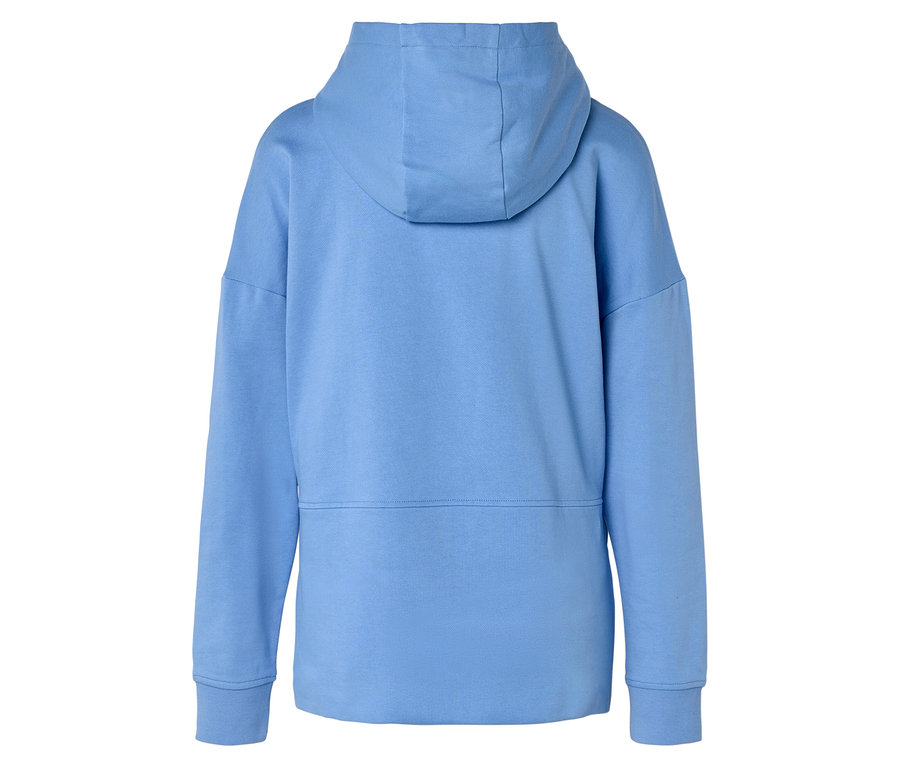 Widok z tyłu jasnoniebieskiej bluzy z kapturem.