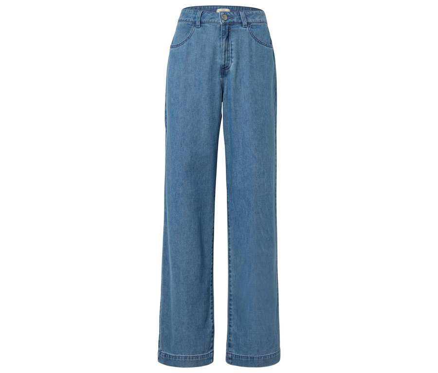 Jasnoniebieskie, szerokie spodnie jeansowe, leżące.