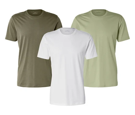 Trzy T-shirty w kolorach oliwkowym, białym i jasnozielonym leżą obok siebie na białym tle.