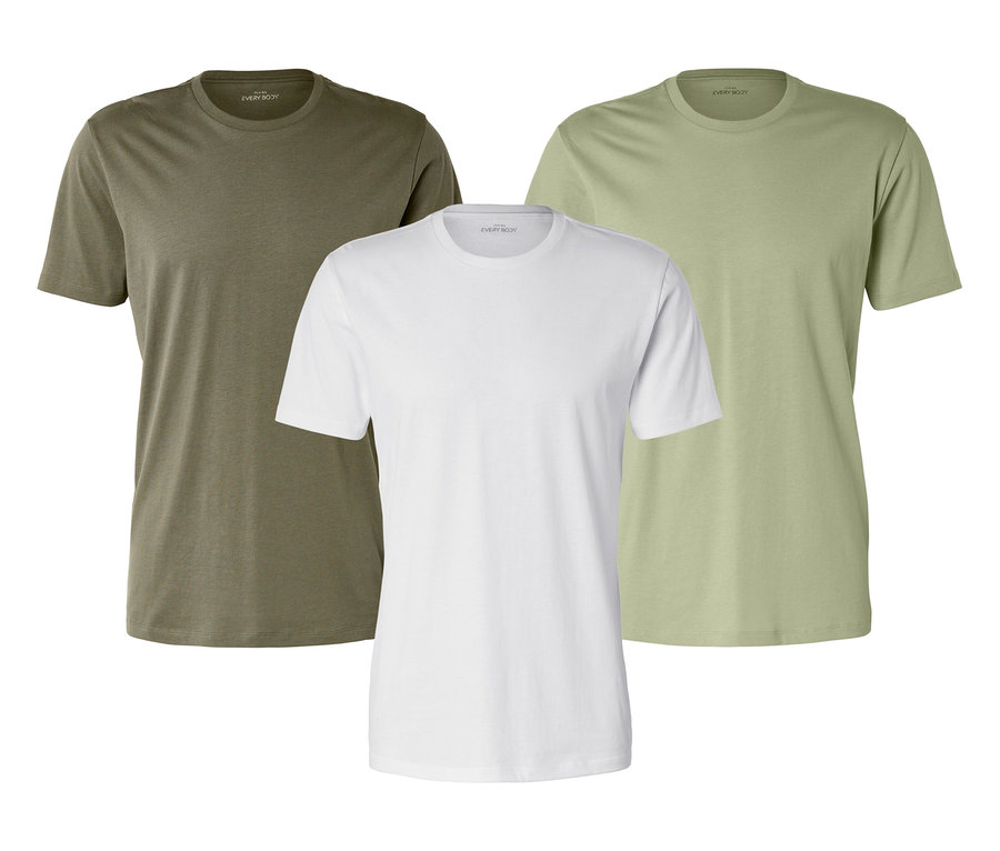 Trzy T-shirty w kolorach oliwkowym, białym i jasnozielonym leżą obok siebie na białym tle.