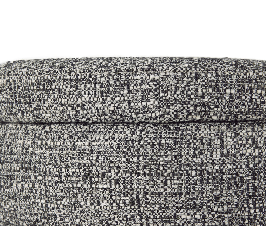 Zbliżenie czarno-białego pufa.