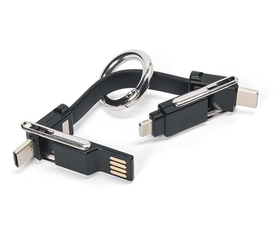 Czarny kabel USB z różnymi złączami i srebrnym karabińczykiem leży na białym tle.