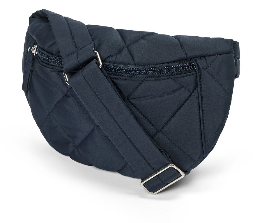 Zbliżenie granatowej, pikowanej torby na biodra z srebrnymi zamkami błyskawicznymi i regulowanym paskiem na białym tle.