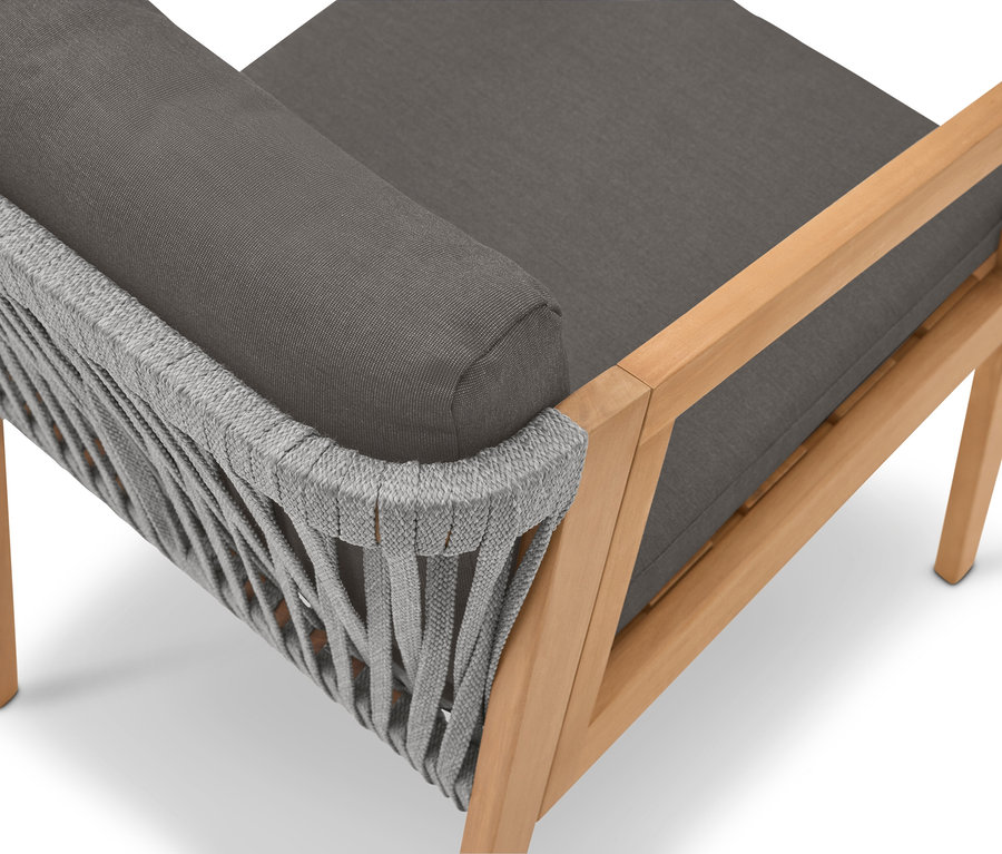 Szczegółowy widok fotela z jasnobrązową drewnianą ramą, szarą tapicerką i szarym obiciem z liny.