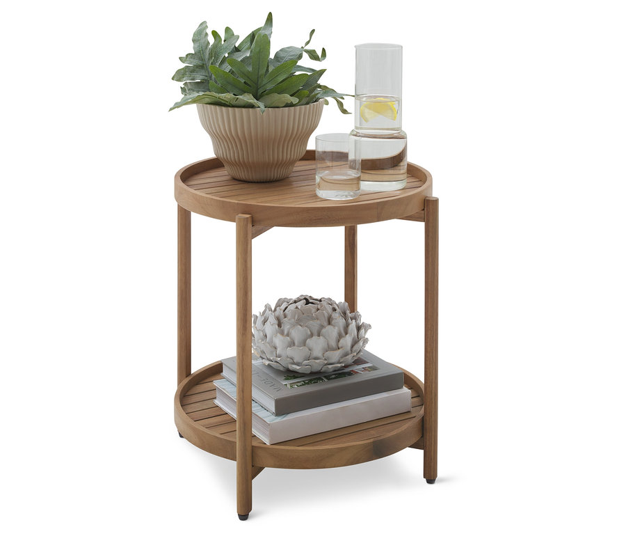 Drewniany dwupoziomowy stolik boczny z rośliną, napojami i dekoracją.