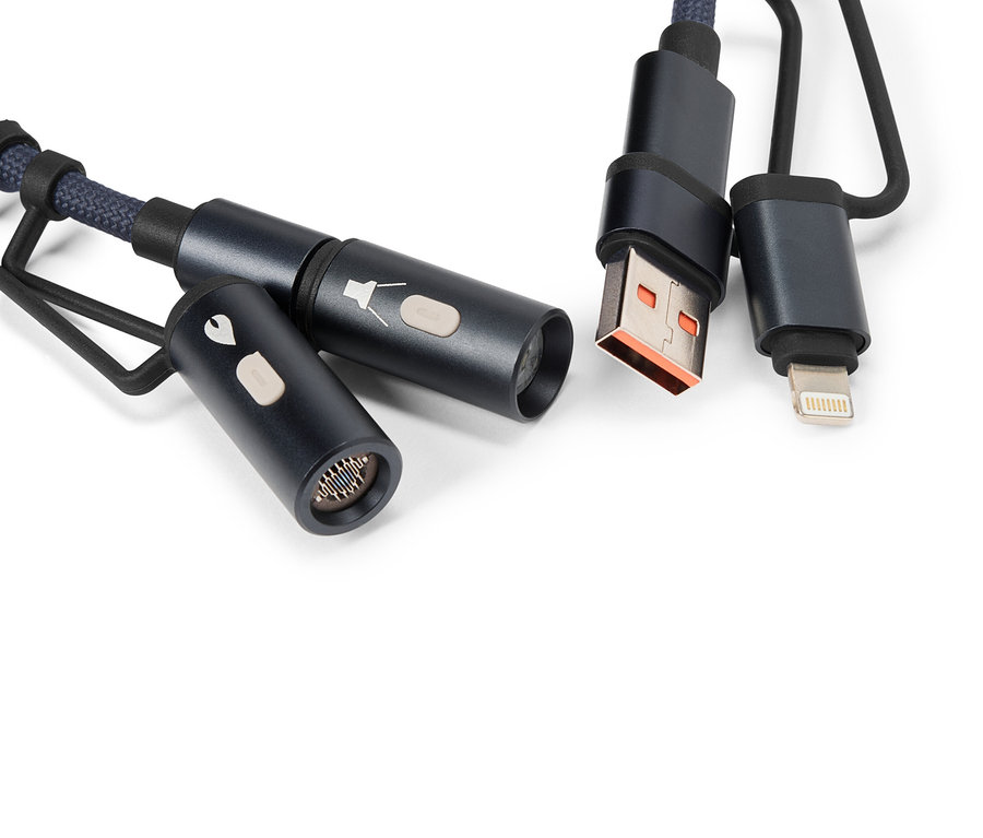Zbliżenie niebieskiego kabla USB z końcówkami USB, iPhone i mikrofonu na białym tle.