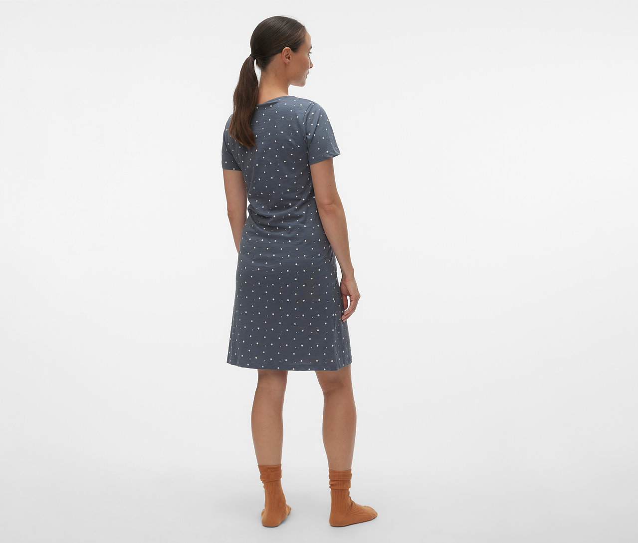 Kobieta od tyłu w koszuli nocnej MAMALICIOUS „MLMIRA” w kropki i brązowych skarpetach.