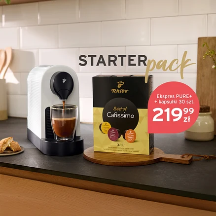 Kawa leje się z białego ekspresu Tchibo do szklanki. Obok stoi opakowanie kapsułek Tchibo Best of Cafissimo.