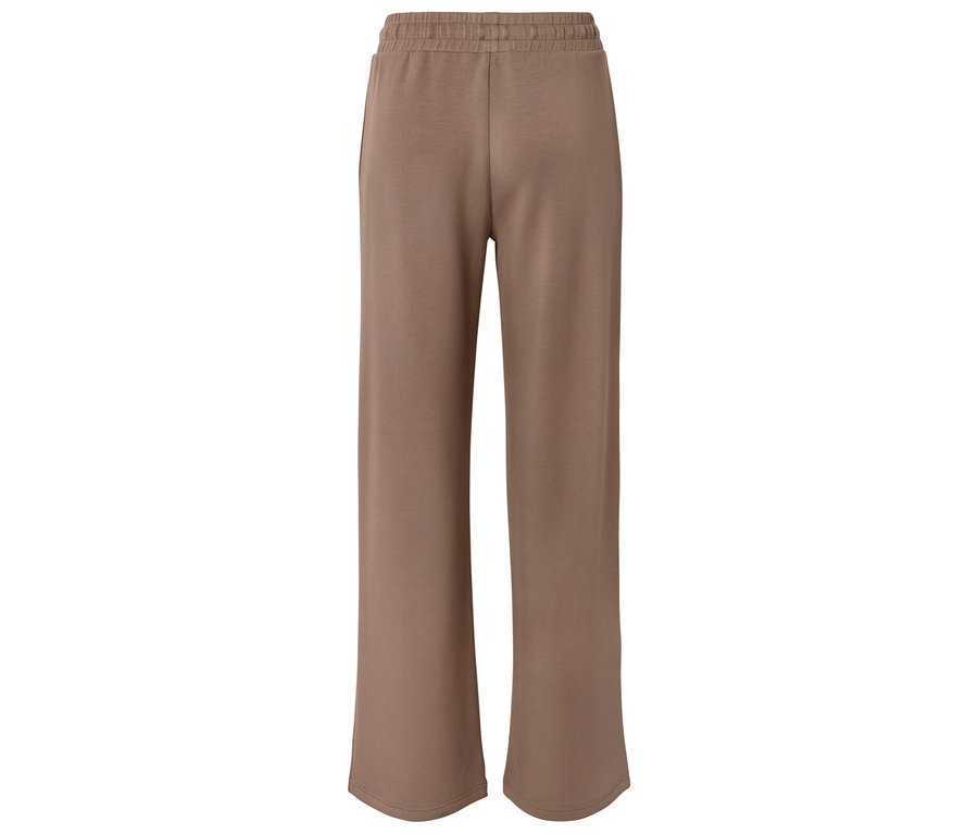 Brązowe, luźne spodnie z elastycznym pasem, sfotografowane od tyłu.