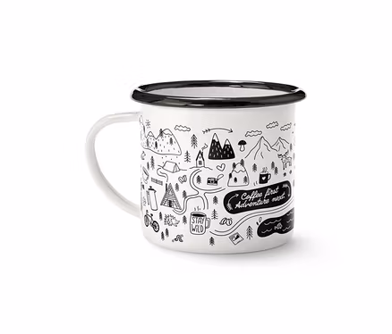 Emaliowany kubek do kawy Adventure, 380 ml, biały z czarnym rantem i uchem, ozdobiony czarnym rysunkiem przedstawiającym góry, namioty, drzewa, rower i napisy „Coffee first Adventure next” oraz „Stay wild”.