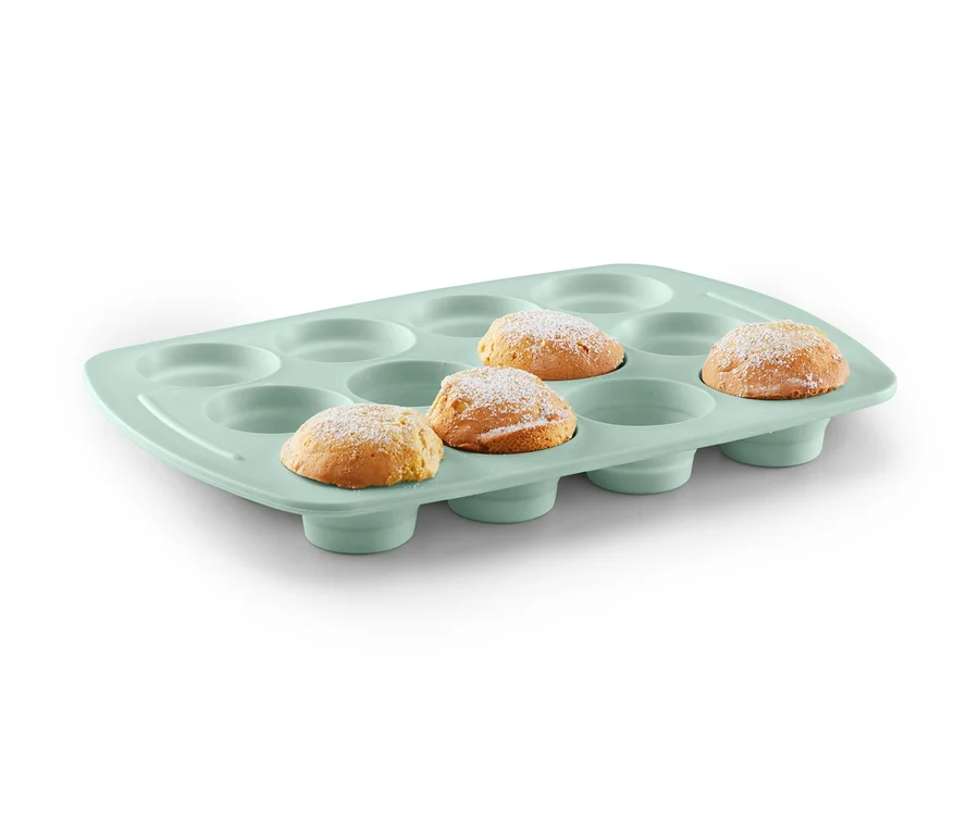 Miętowa silikonowa forma do muffinów z kilkoma muffinami.