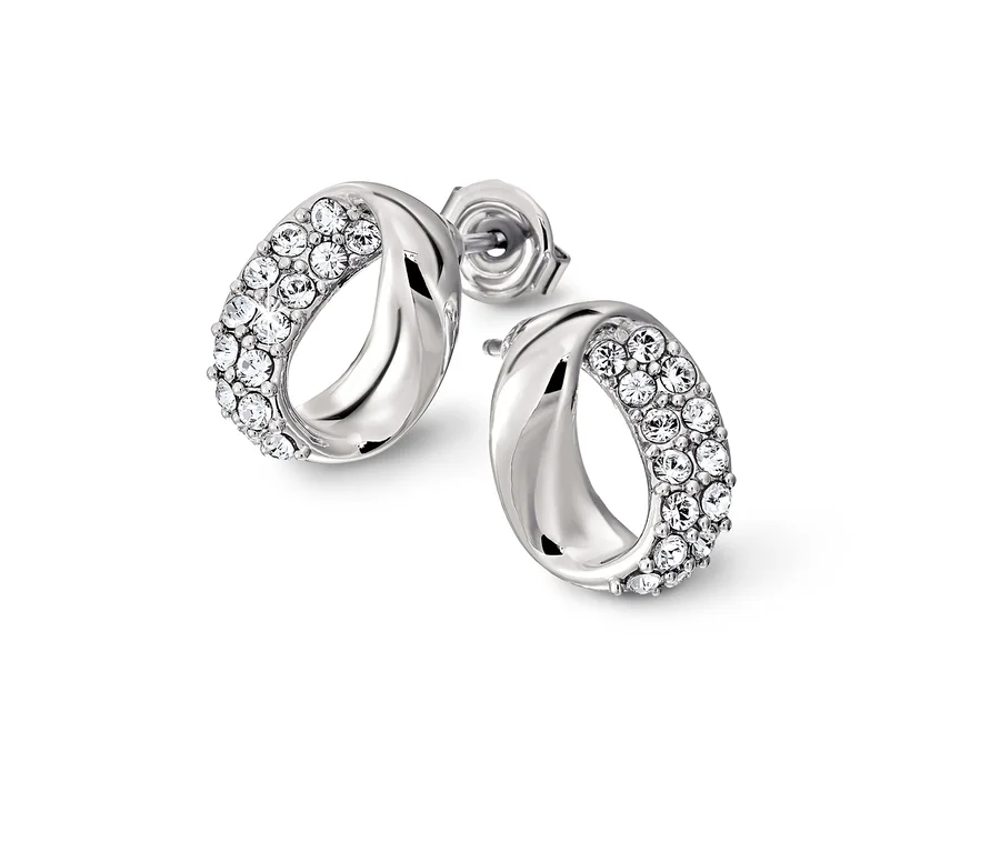 Dwa kolczyki na sztyft o owalnym kształcie zdobione kryształami Swarovski® na białym tle.